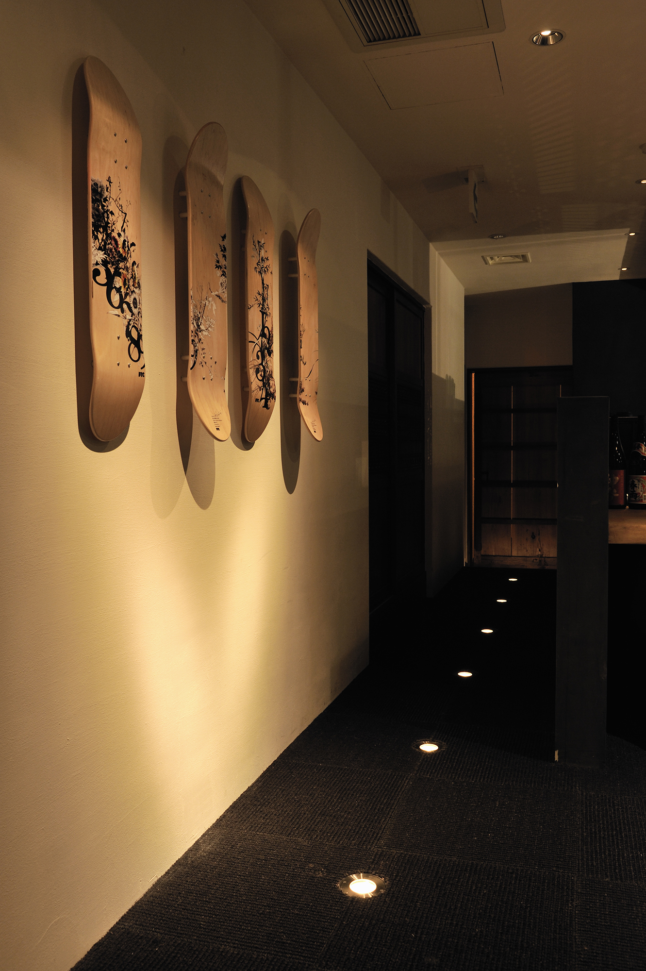 店舗 廊下と壁ディスプレイ