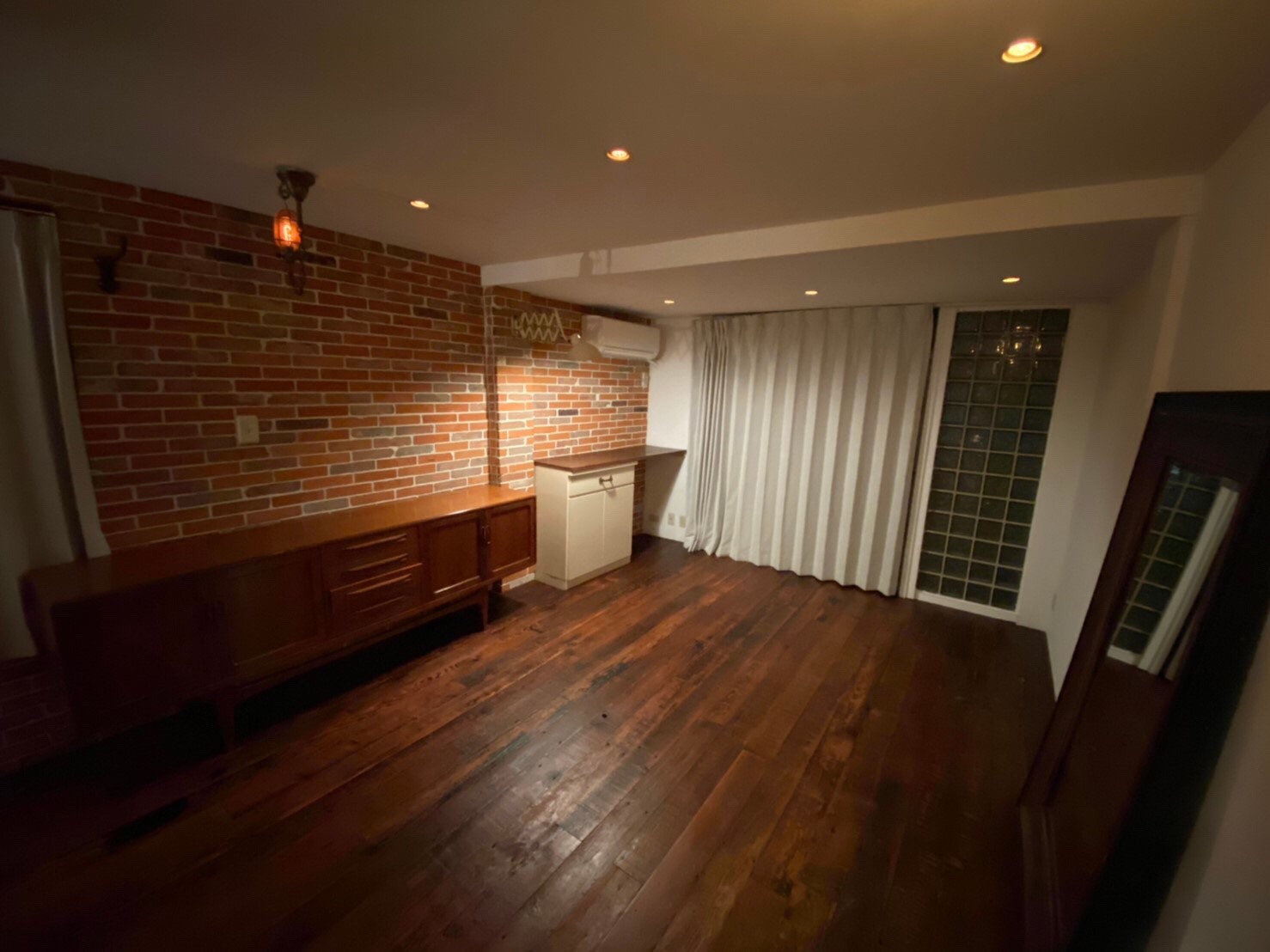 リノベーション 床とレンガ