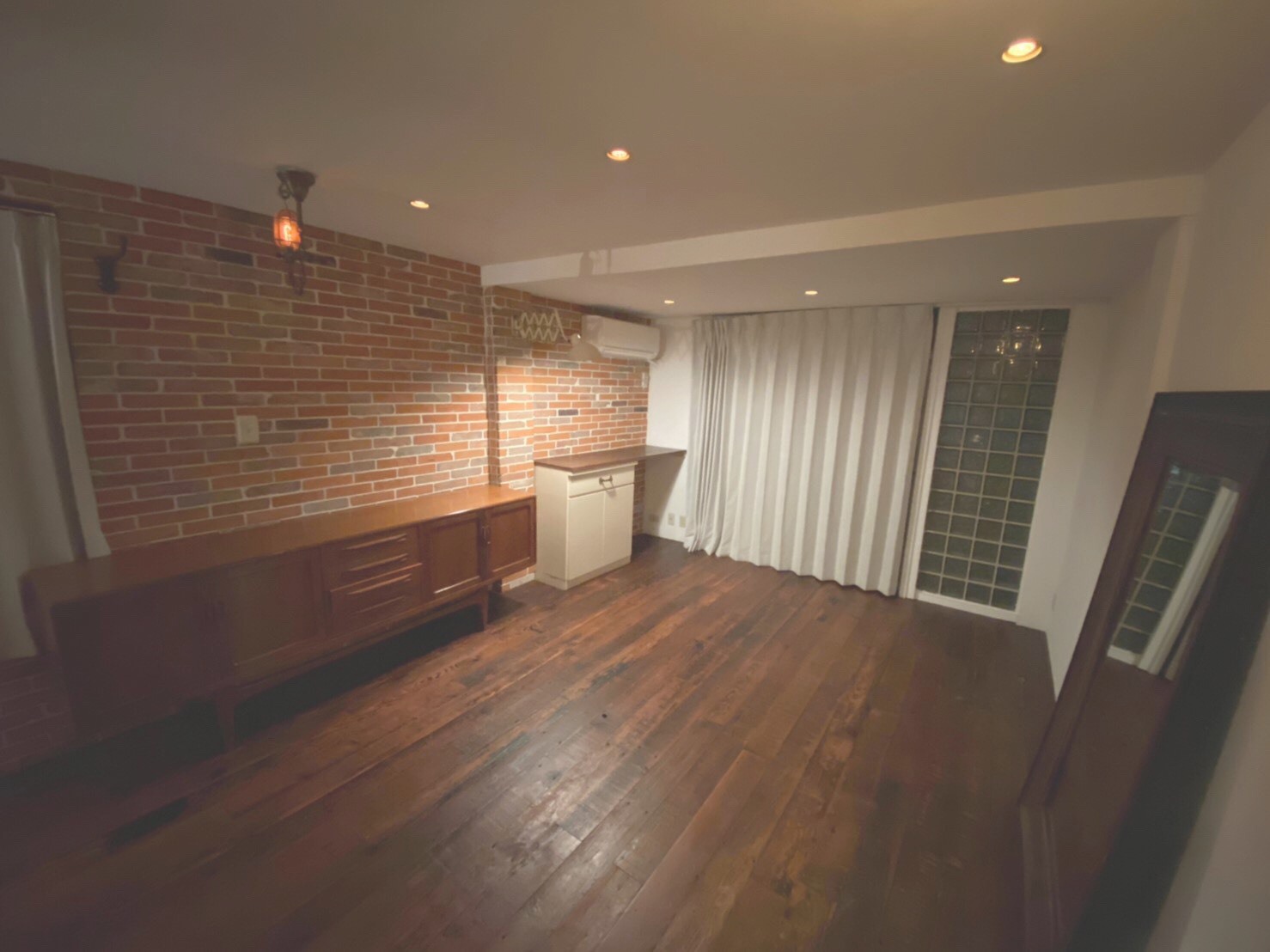 リノベーション 床とレンガ