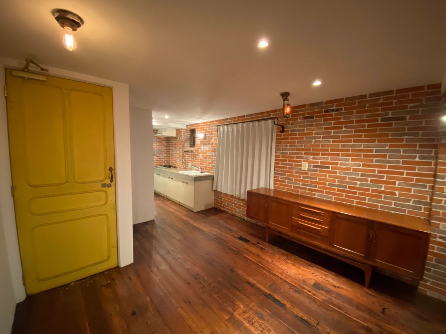 リノベーション 床とレンガ