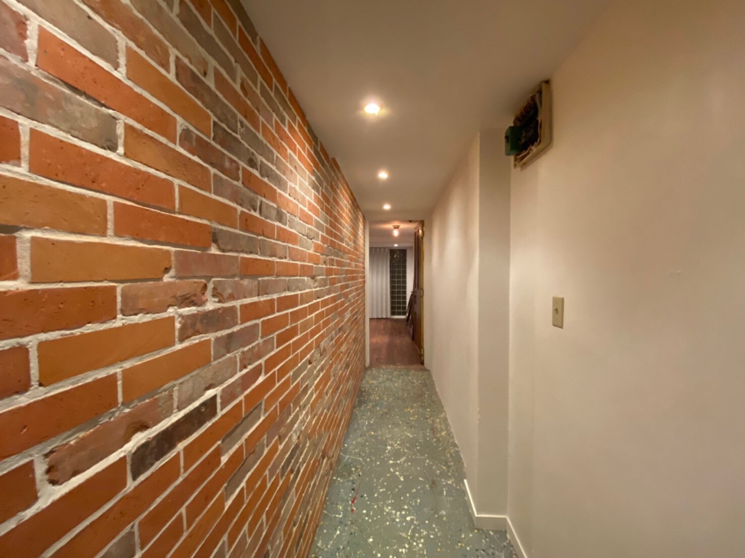 リノベーション 廊下の壁とレンガ