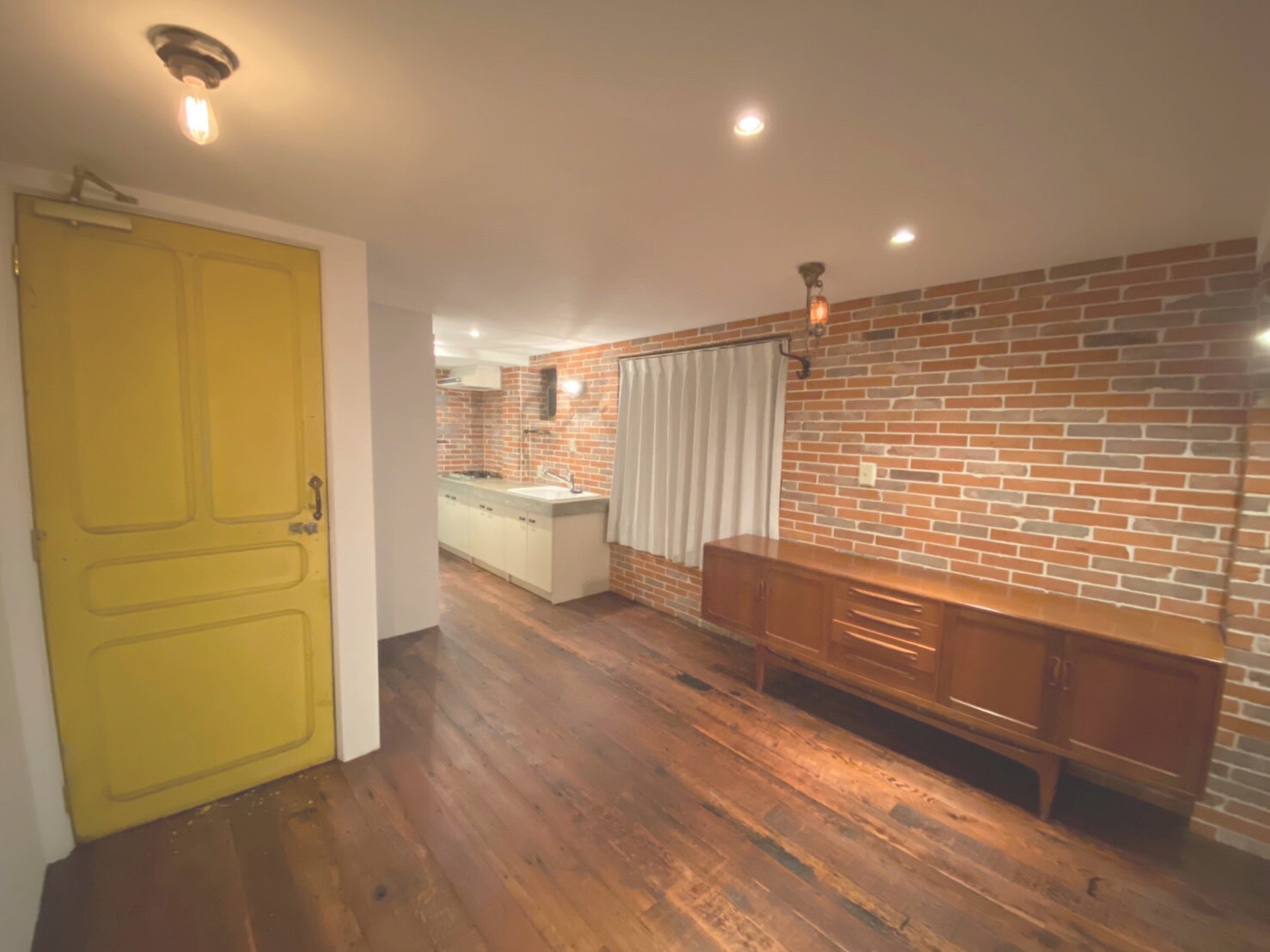 リノベーション 床とレンガ