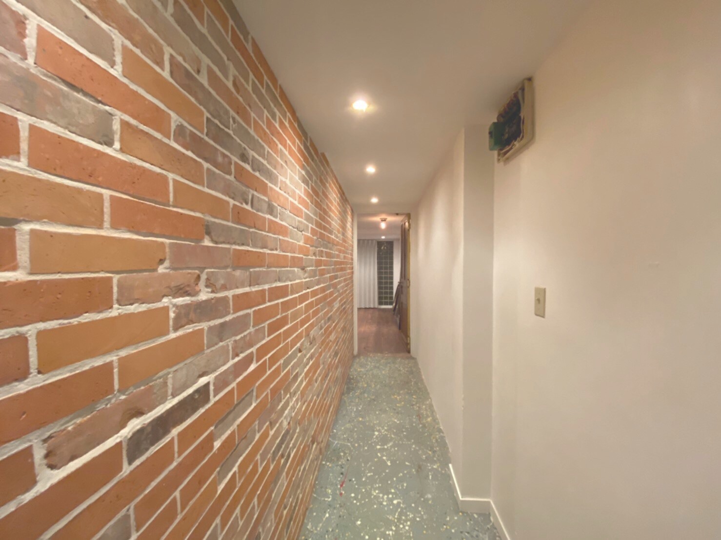 リノベーション 廊下の壁とレンガ